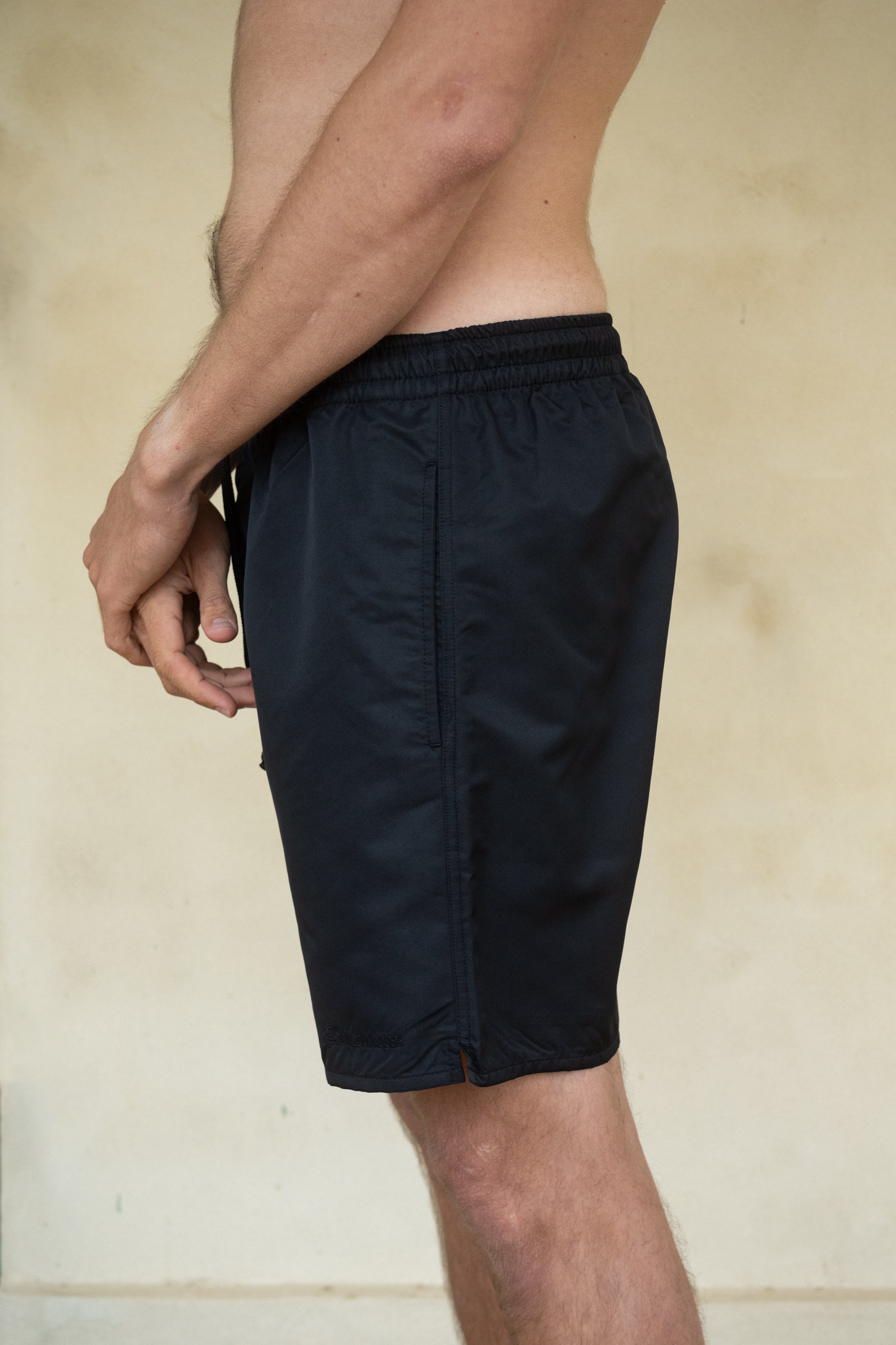 Schwarze Badehose mit Seitentaschen aus Seaqual recycelt nachhaltig