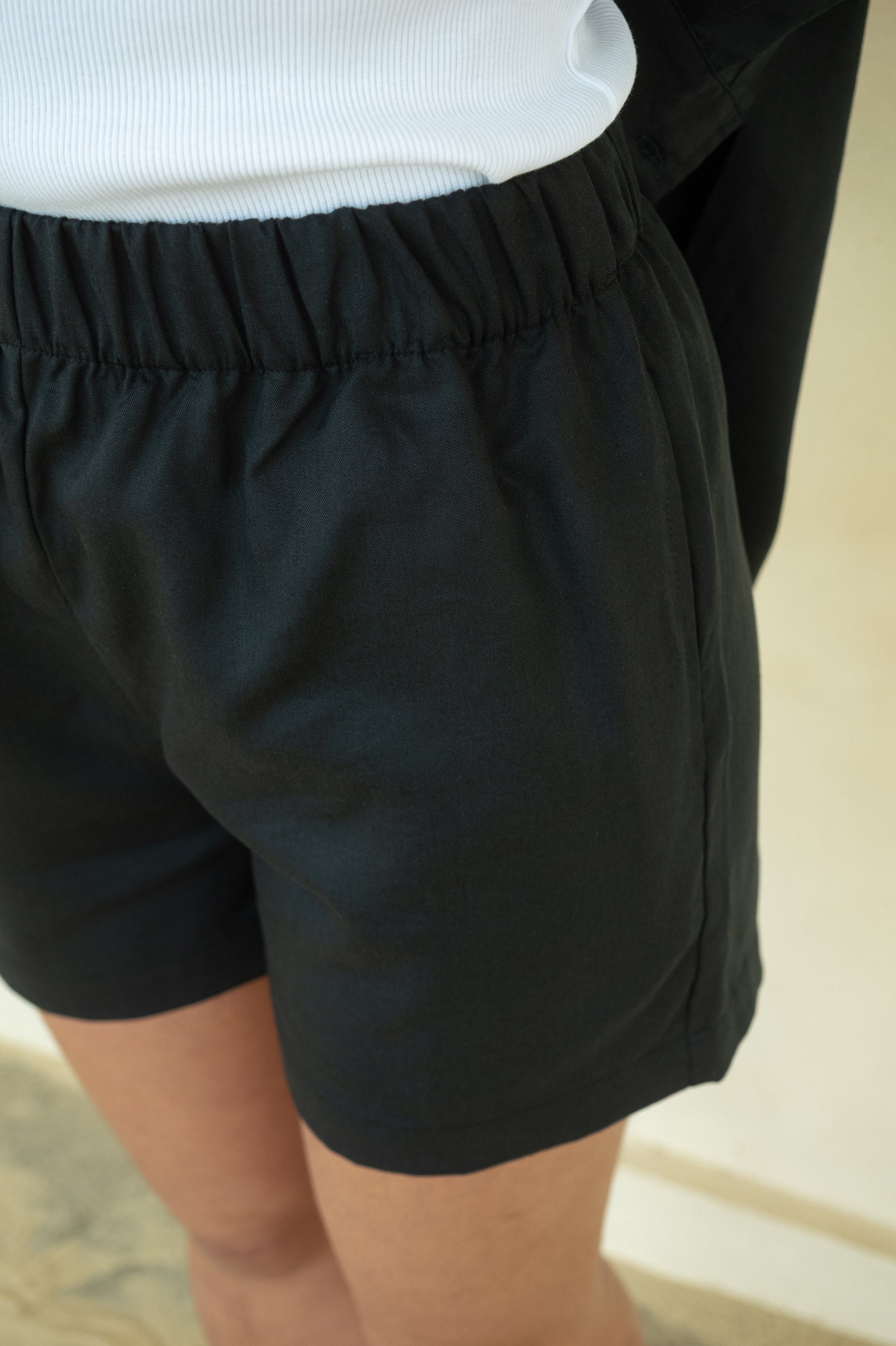 Kurze Damen Leinenshorts mit Seitentaschen in Dunkelblau aus Europa