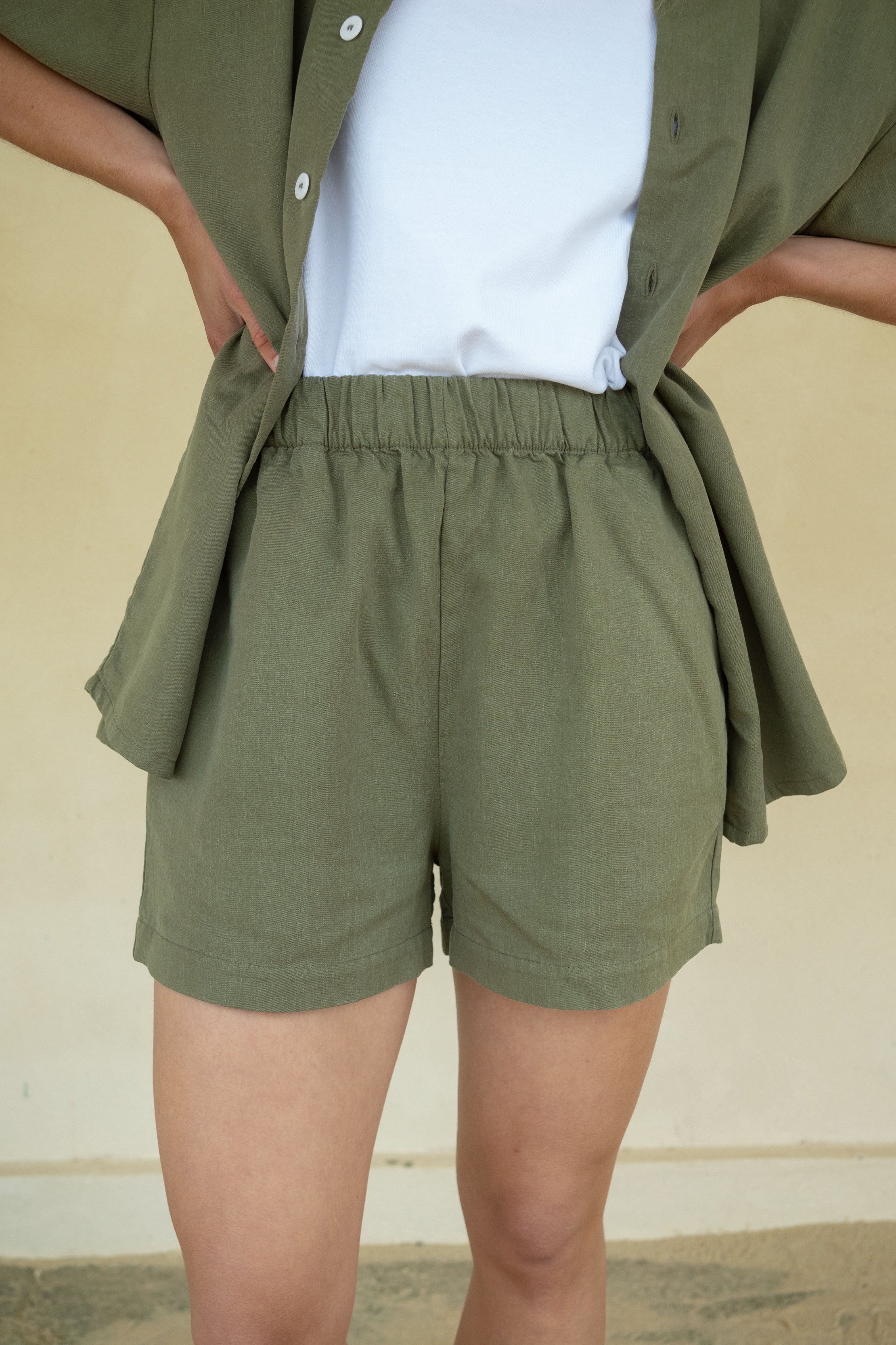 Damen Beachshorts aus Leinen in Oliv Grün aus Europa