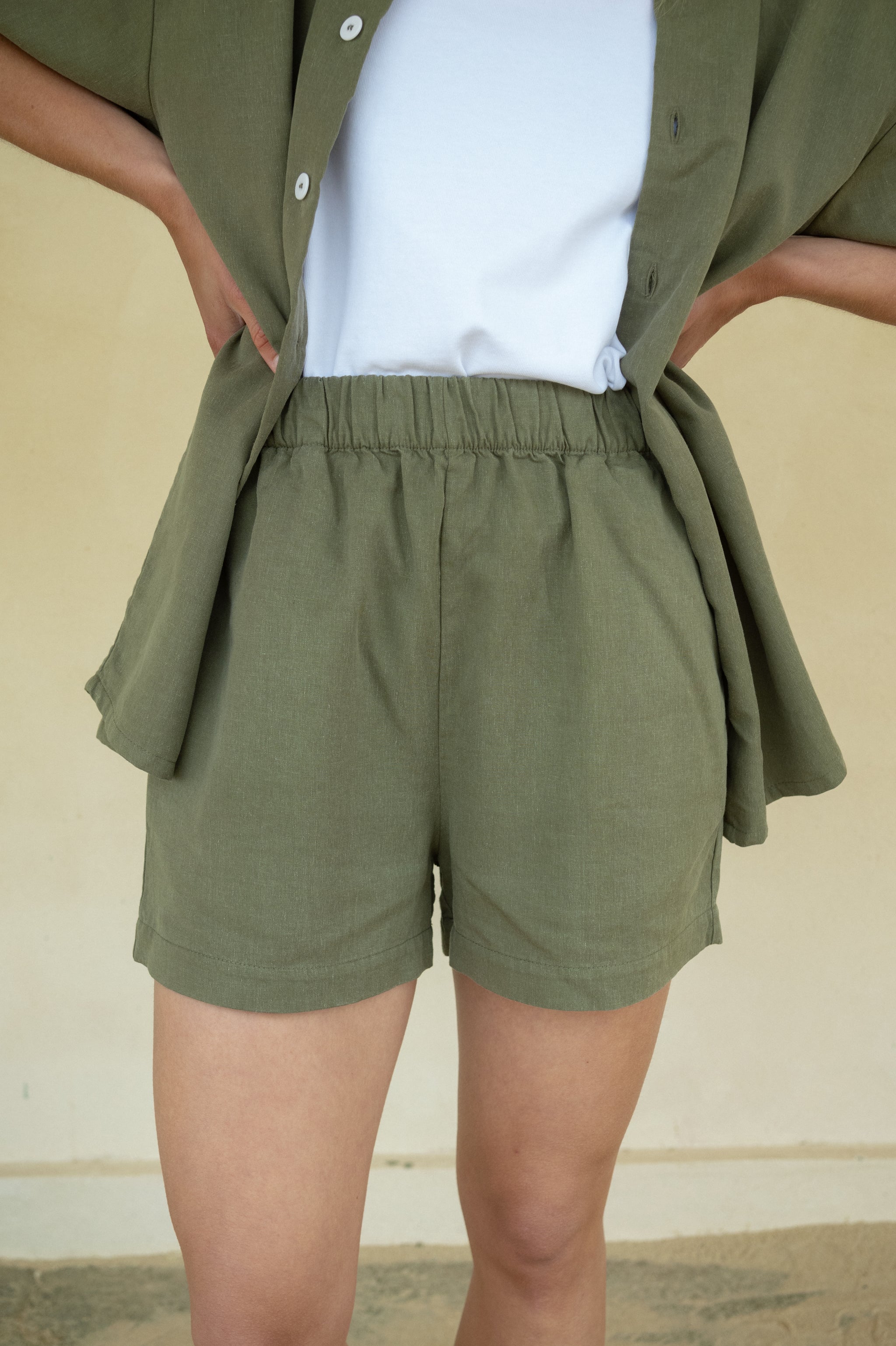 Damen Beachshorts aus Leinen in Oliv Grün aus Europa