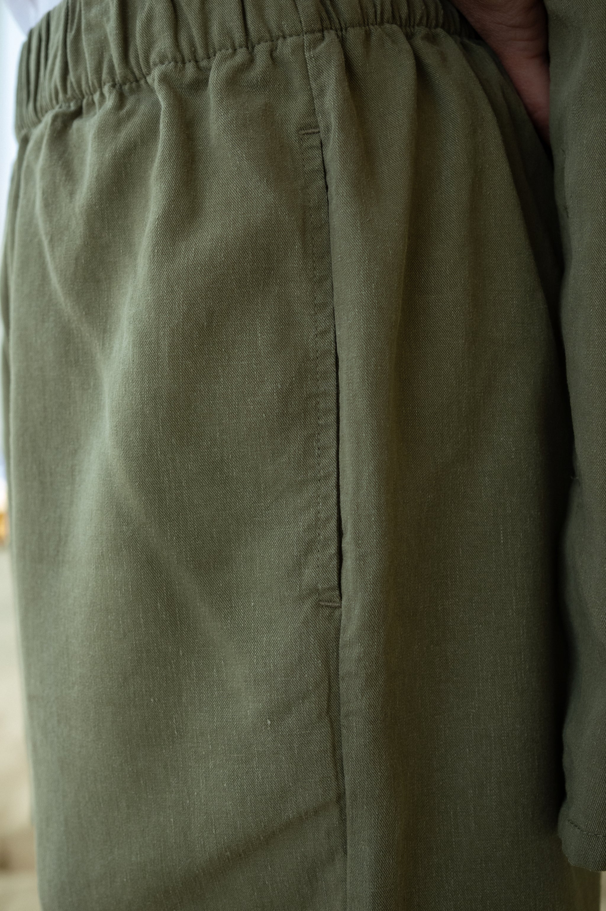 Damen Kurze Hose aus Leinen-Stoff in Olivgrün aus Europa