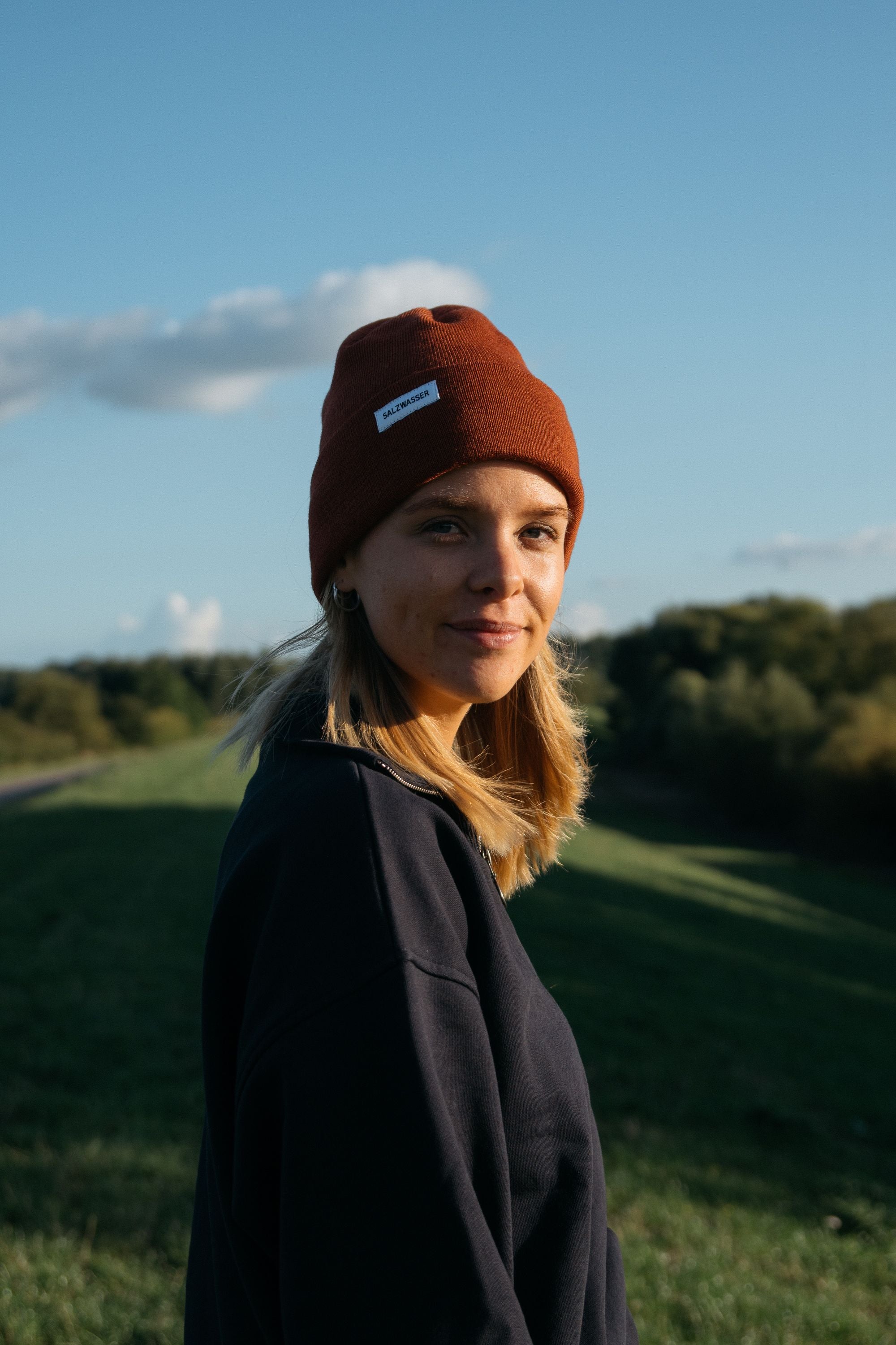 Bio-Merinowolle trifft auf norddeutsche Handwerkskunst: Unsere nachhaltige Beanie wärmt nicht nur den Kopf, sondern auch das Herz. Zeitlos und luxuriös für einen umweltfreundlichen Style.