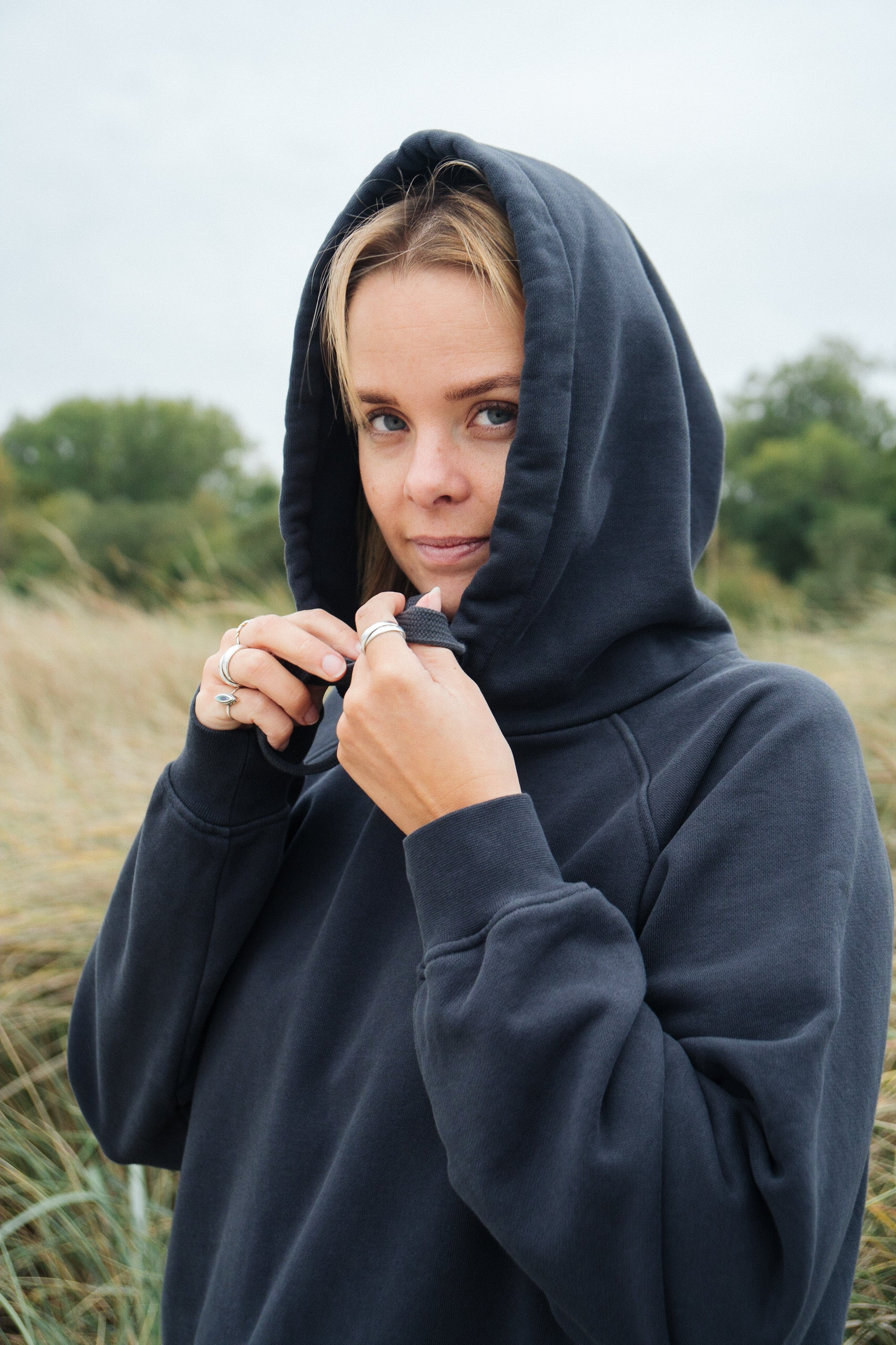 Dunkelblauer Hoodie mit großer Kapuze für Damen