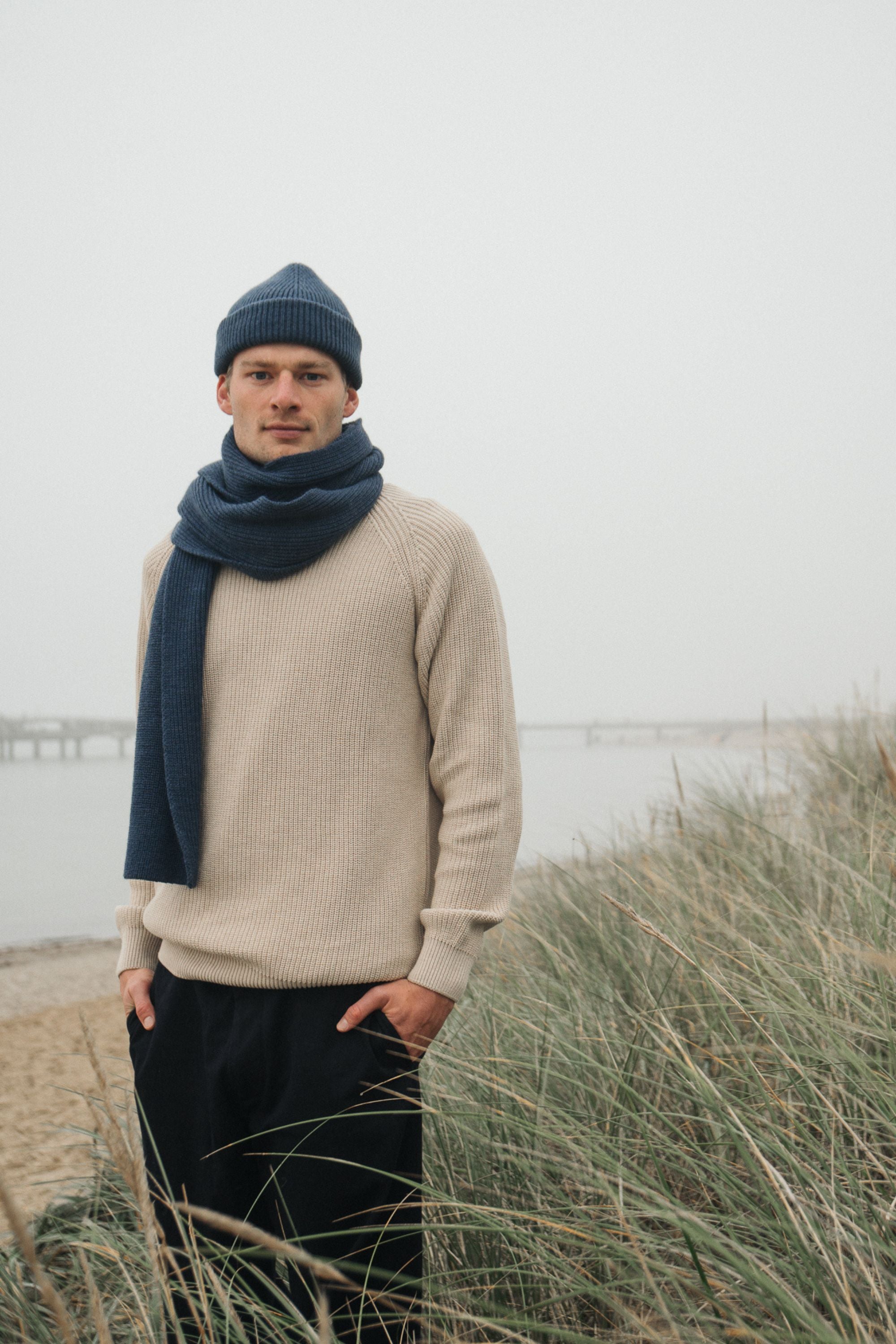 Fair produzierter Winterschal aus Merinowolle in Blau von SALZWASSER