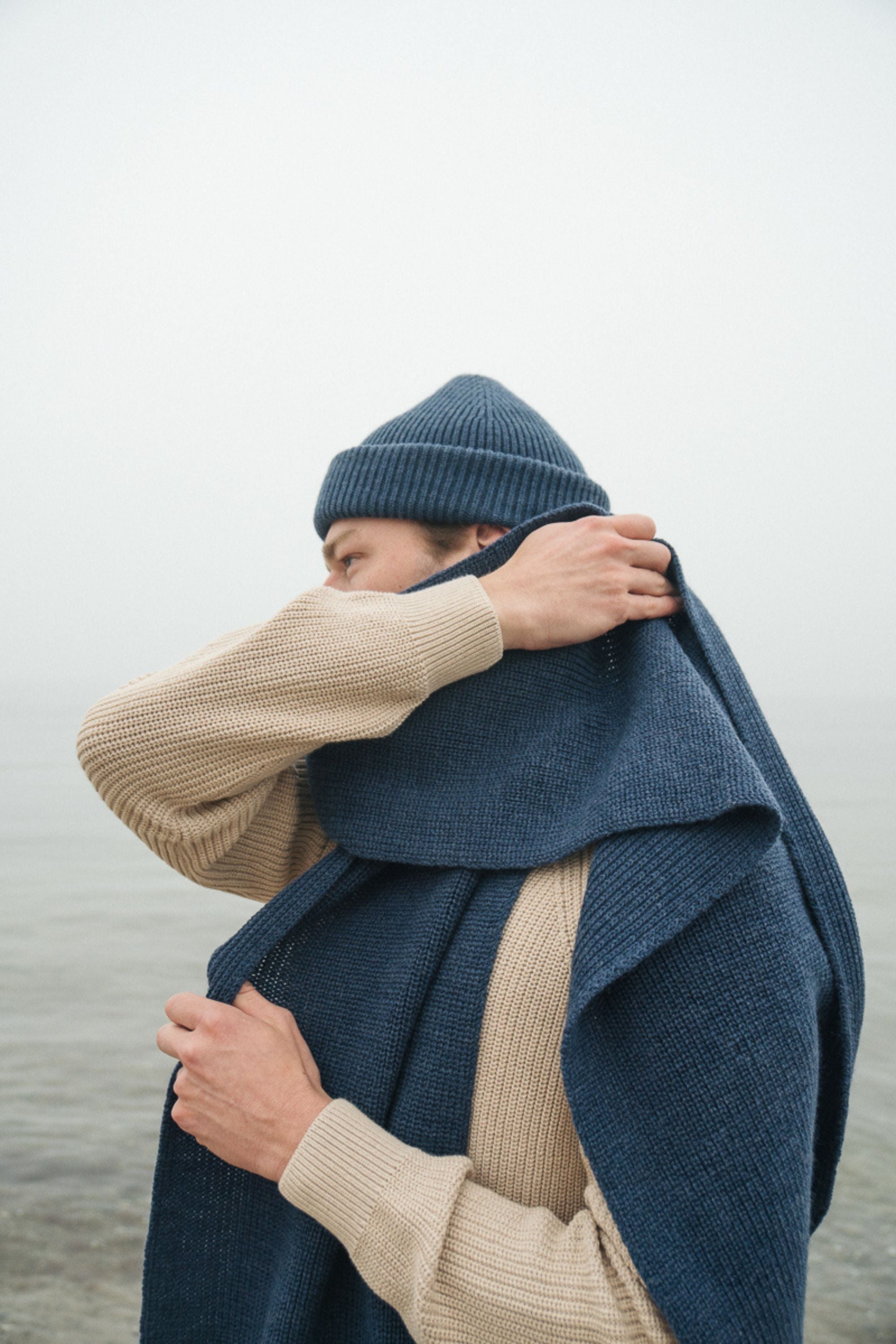 langer Schal in indigoblau aus Merinowolle