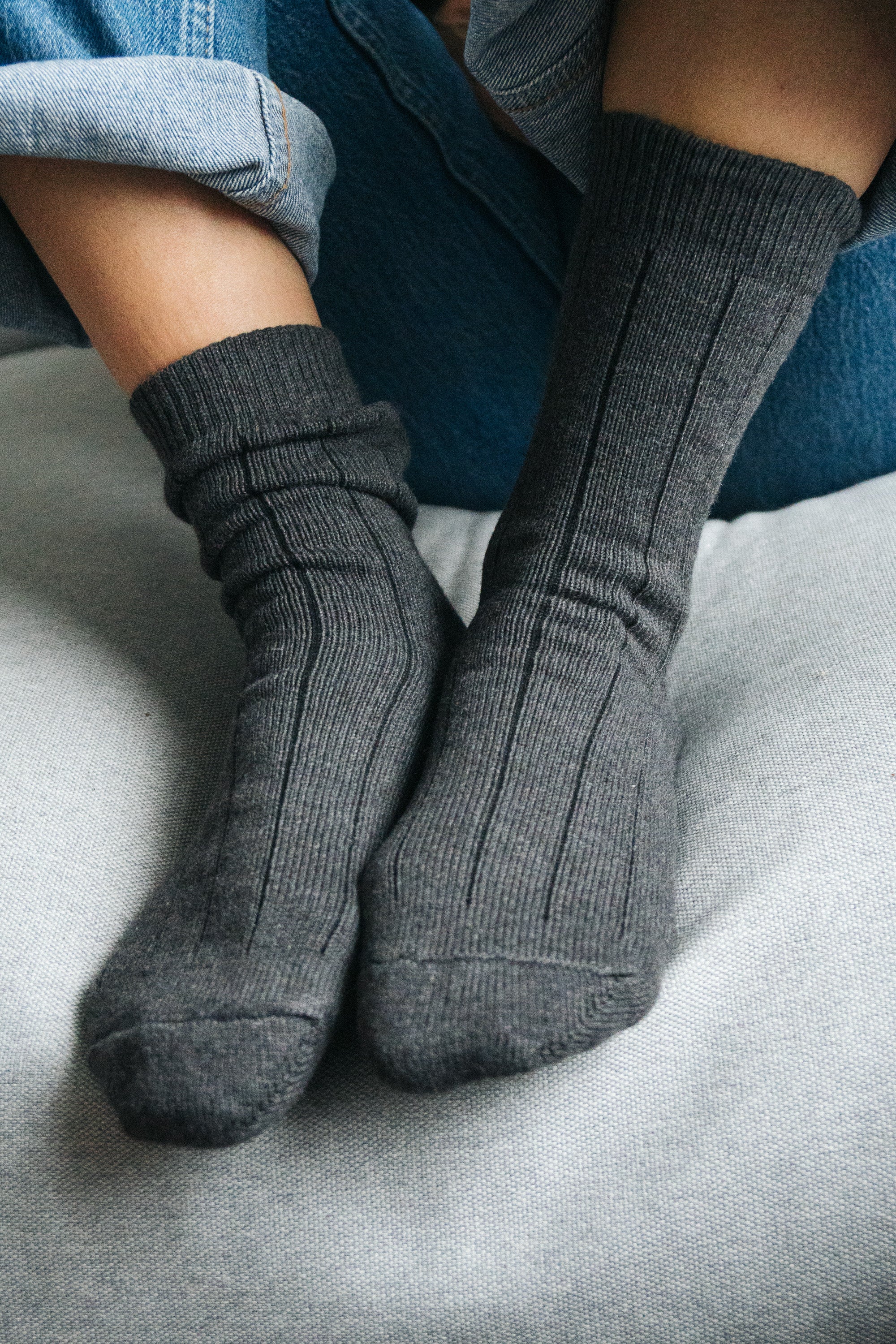 Frau trägt bequeme Baumwollsocken von SALZWASSER in Anthrazit