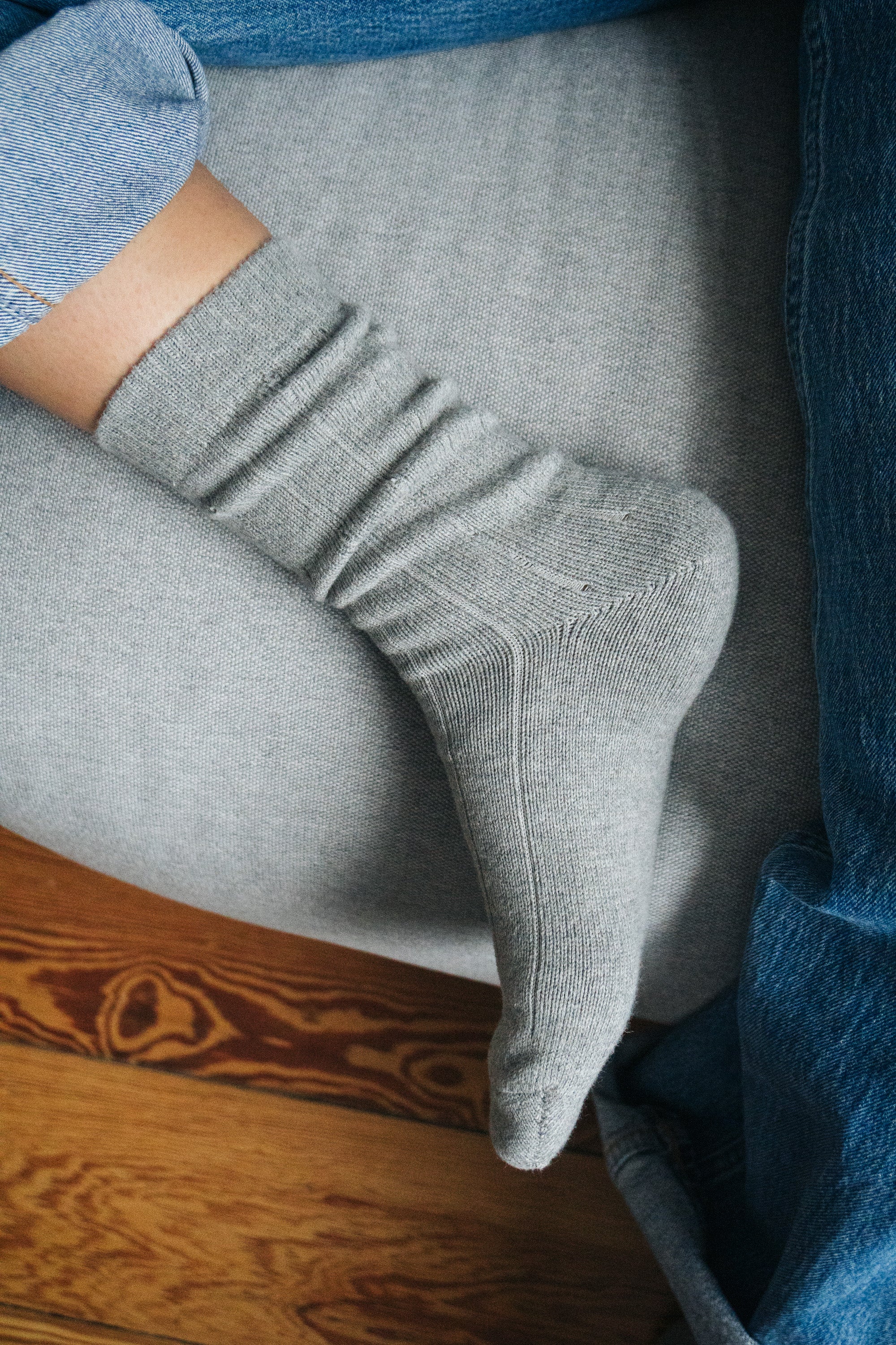 Frau trägt bequeme Baumwollsocken von SALZWASSER in Hellgrau