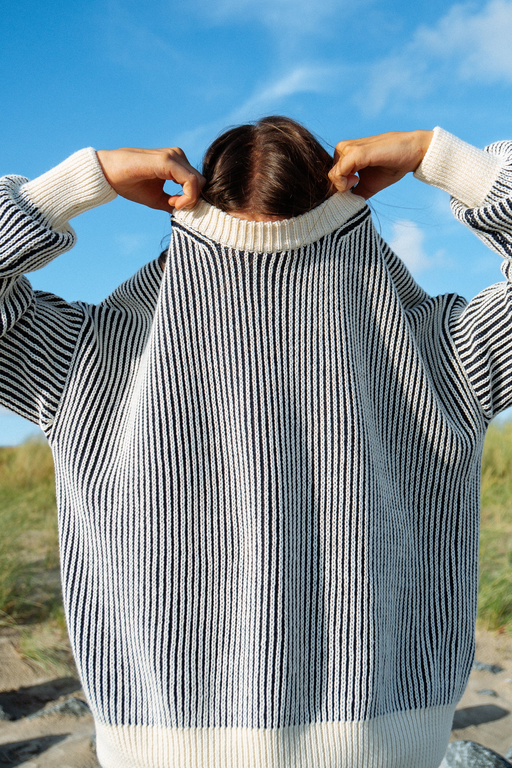 Hochwertiger Stickpullover mit außergewöhnlichem Streifenmuster
