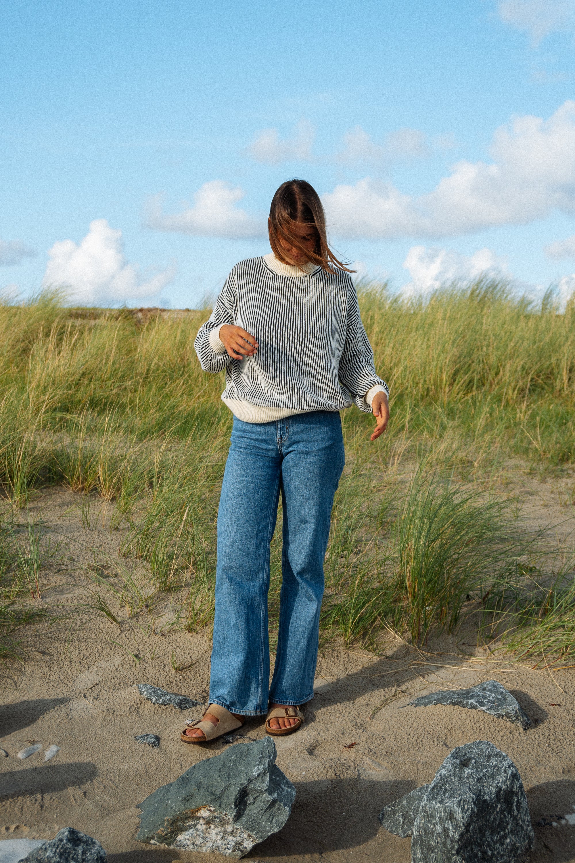 Baumwoll-Strickpullover mit dunkelblauen Streifen von SALZWASSER