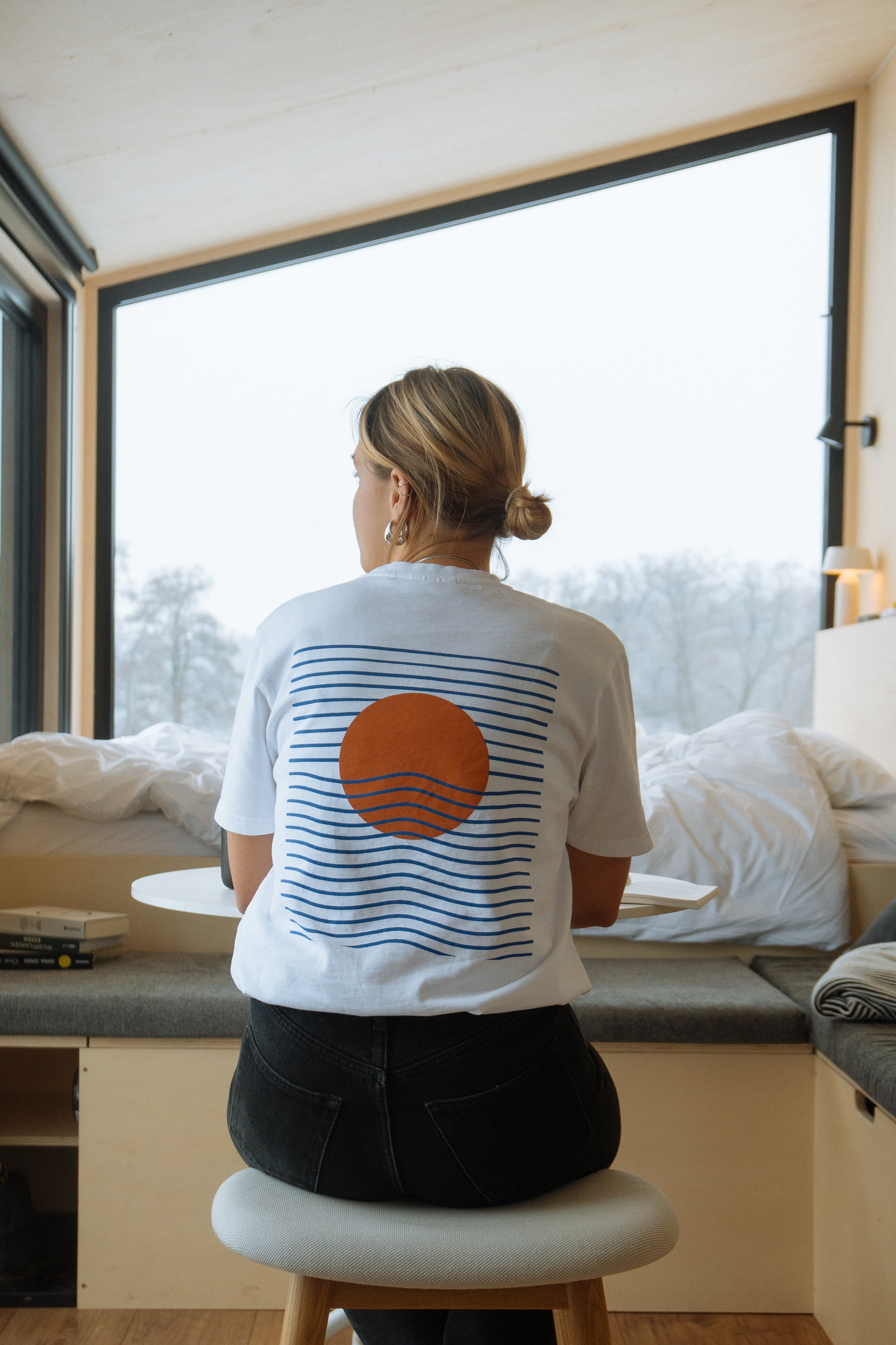 Unisex T-Shirt mit Print von Miles Tewson