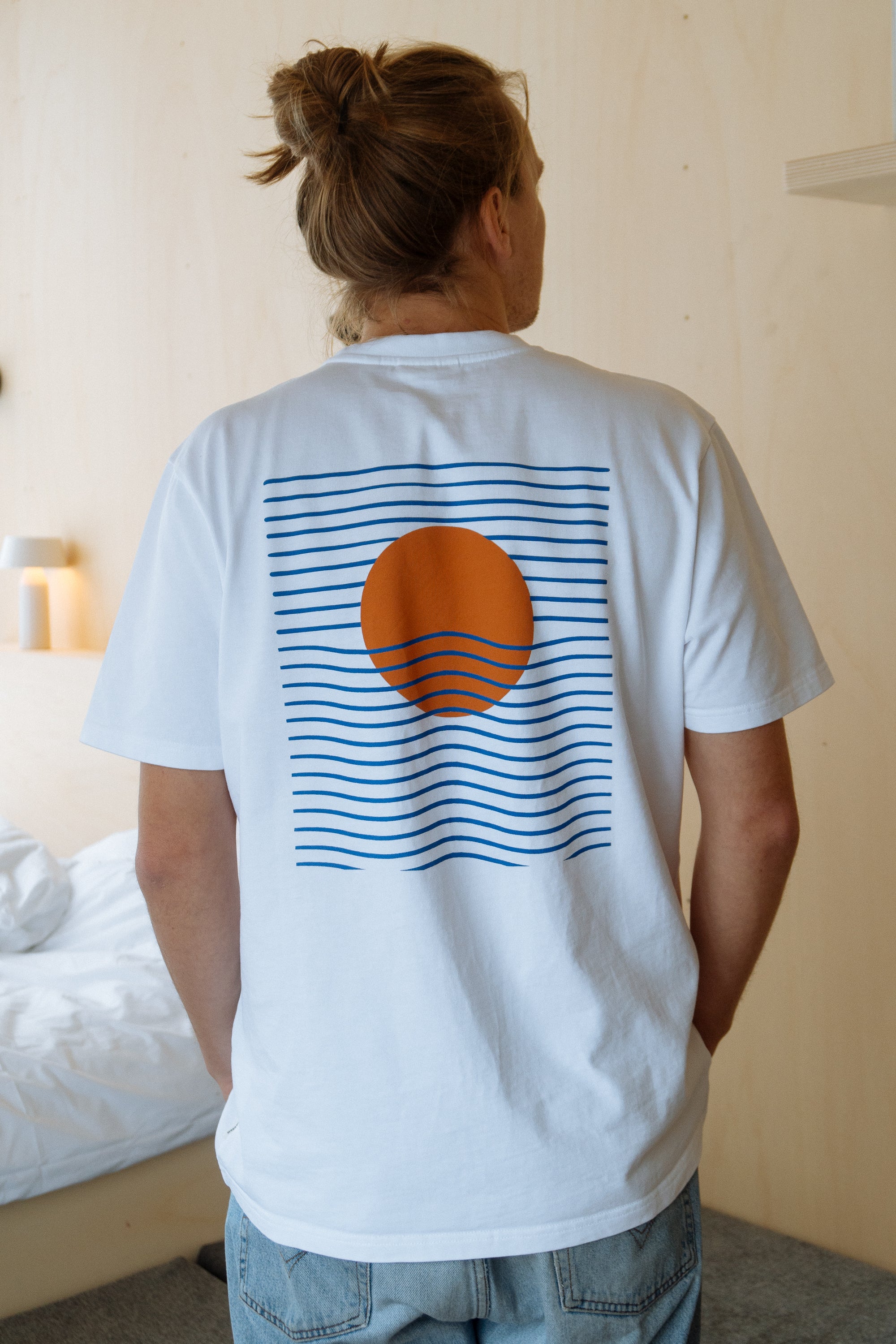 Weißes Unisex T-Shirt mit Backprint Miles Tewson