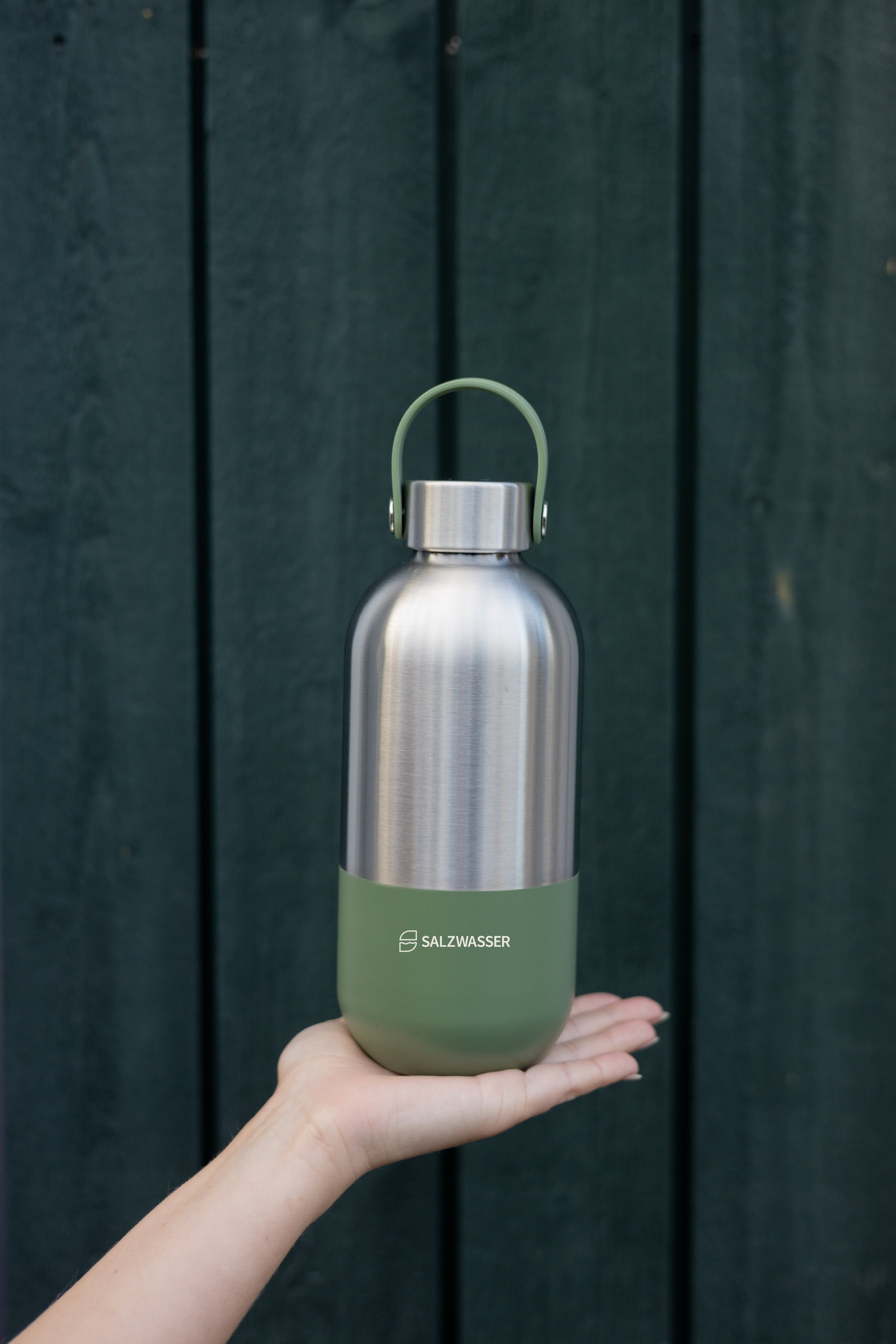 Grüne Noma Noma Trinkflasche aus recyceltem Edelstahl von SALZWASSER