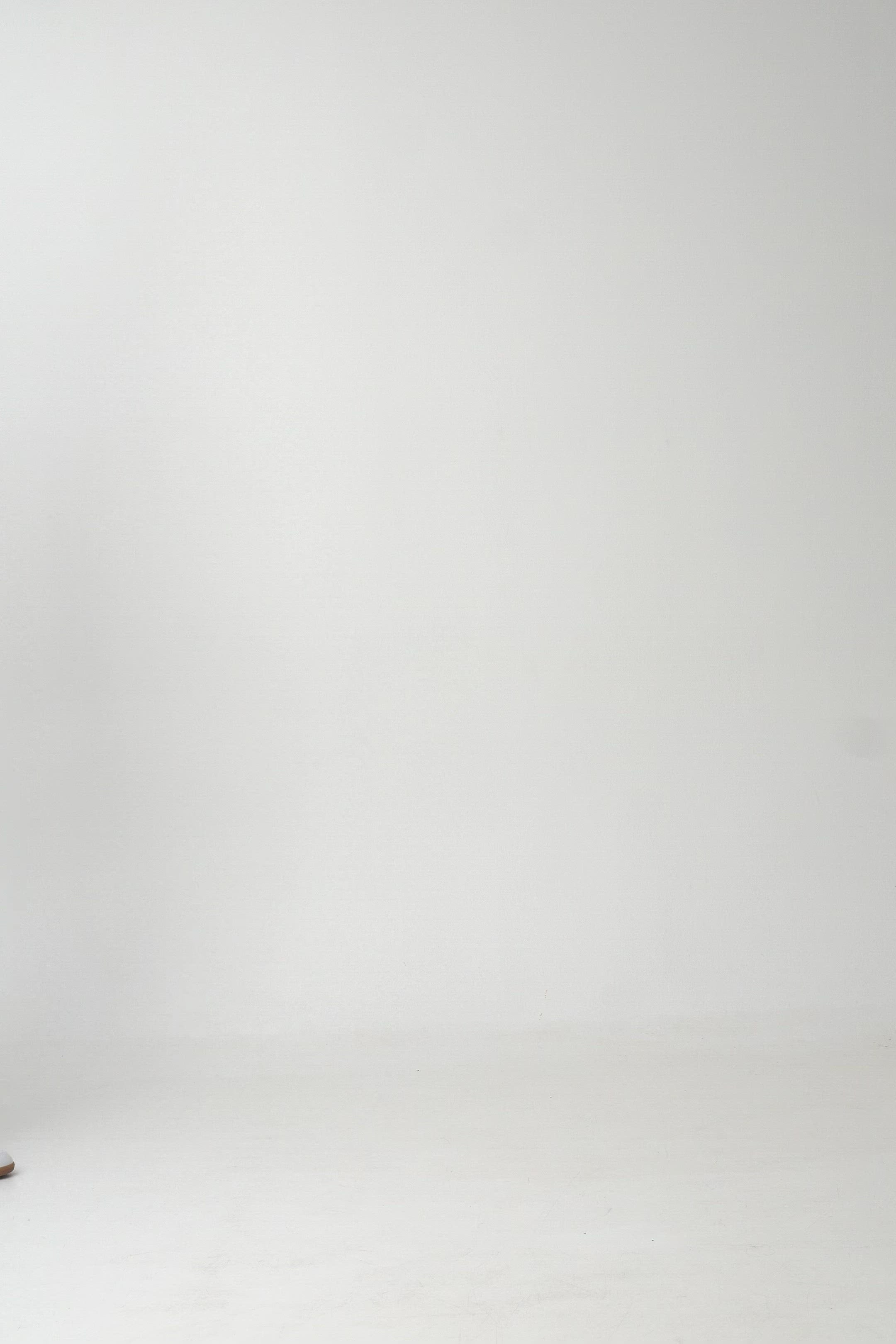 Mann trägt GOTS-zertifizierten Dunkelblauen Sweater von SALZWASSER