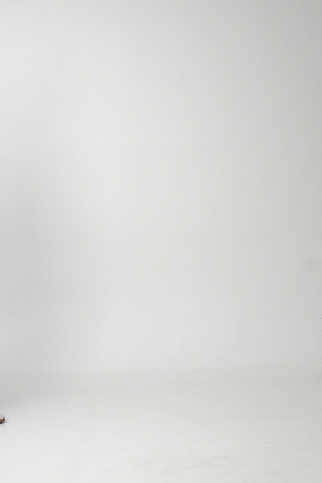 Mann trägt GOTS-zertifizierten Dunkelblauen Sweater von SALZWASSER