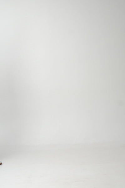 Mann trägt GOTS-zertifizierten Dunkelblauen Sweater von SALZWASSER