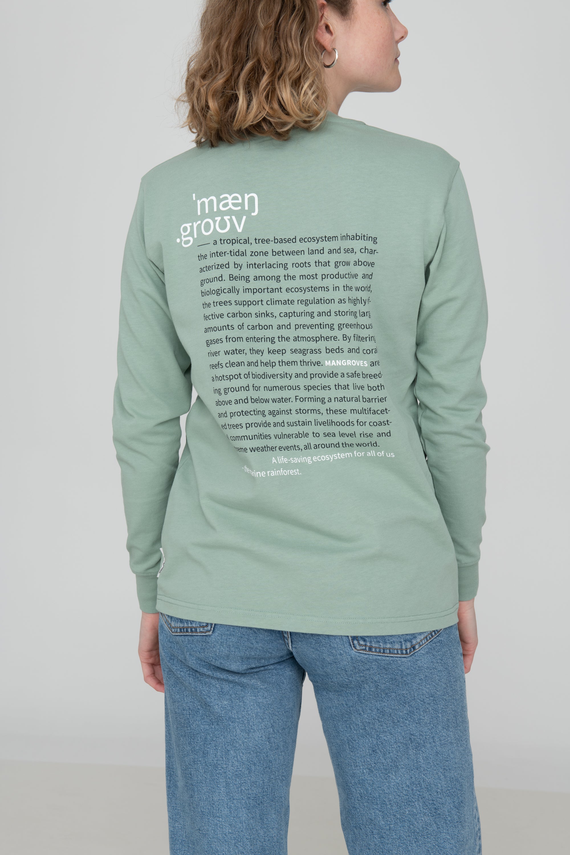 Mangroven Rückenprint auf Salbei Longsleeve aus Bio-Baumwolle