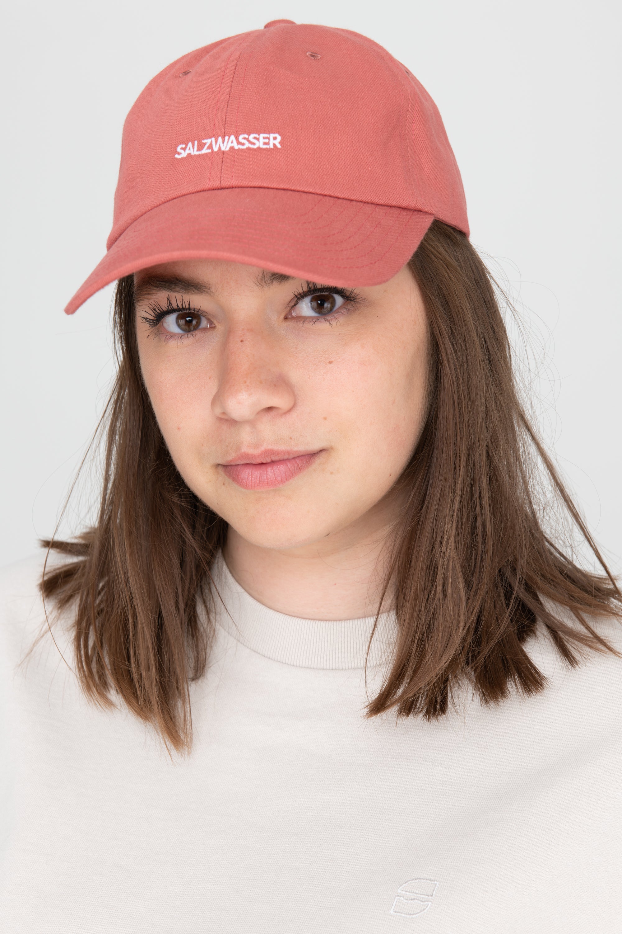 Klassische Base Cap von SALZWASSER in Rot mit Schriftzug _women