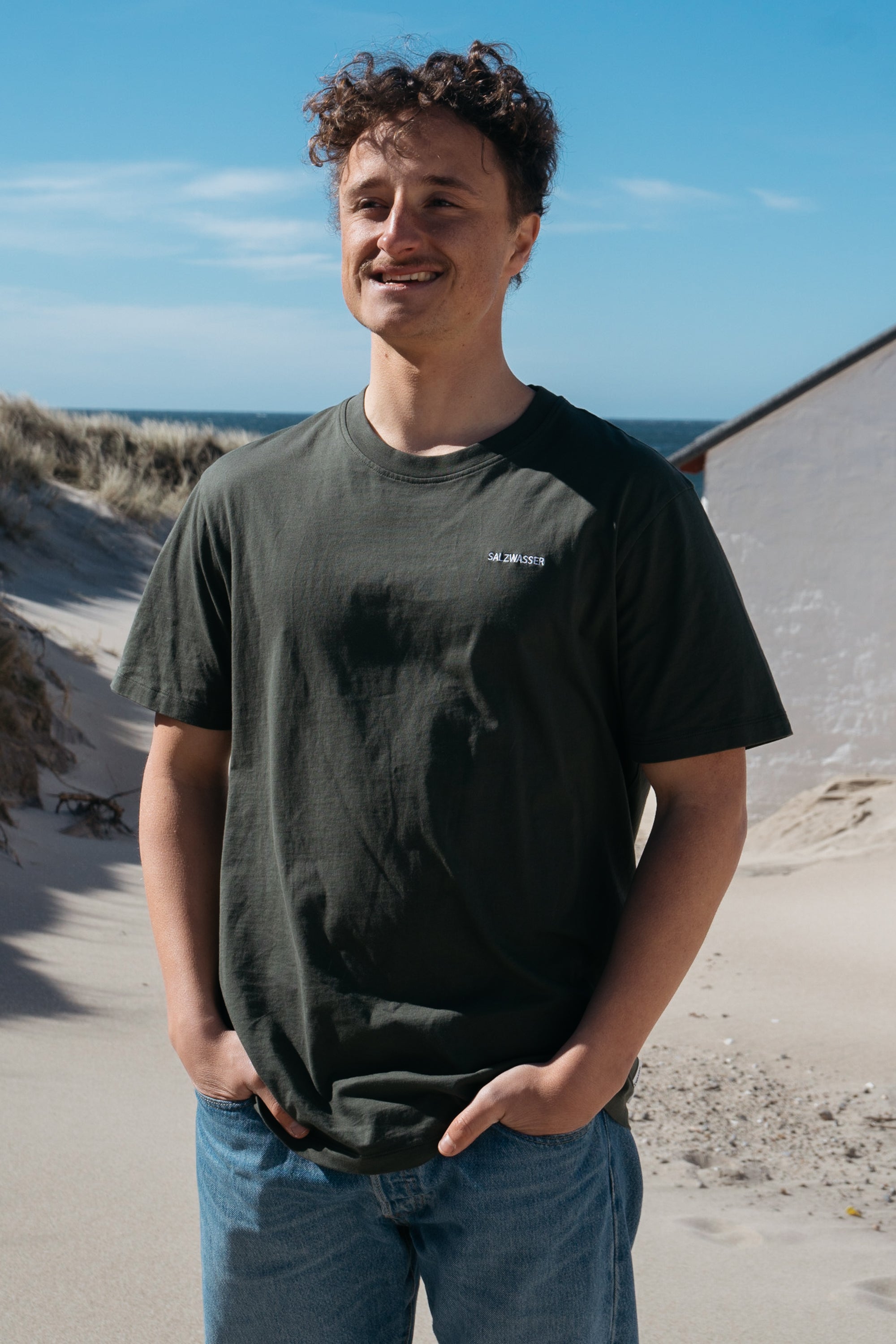 Unisex T-Shirt von SALZWASSER in Oliv an Mann