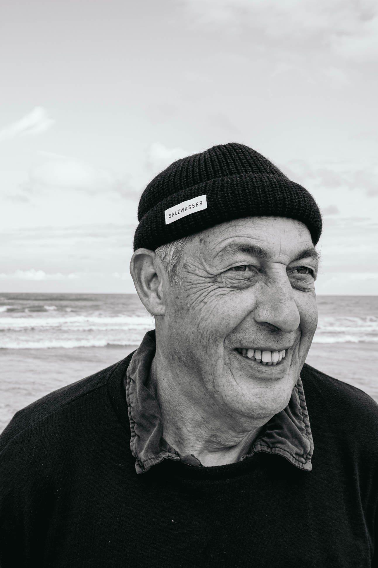 Mann trägt ohrenfreie SALZWASSER Mütze an Nordsee