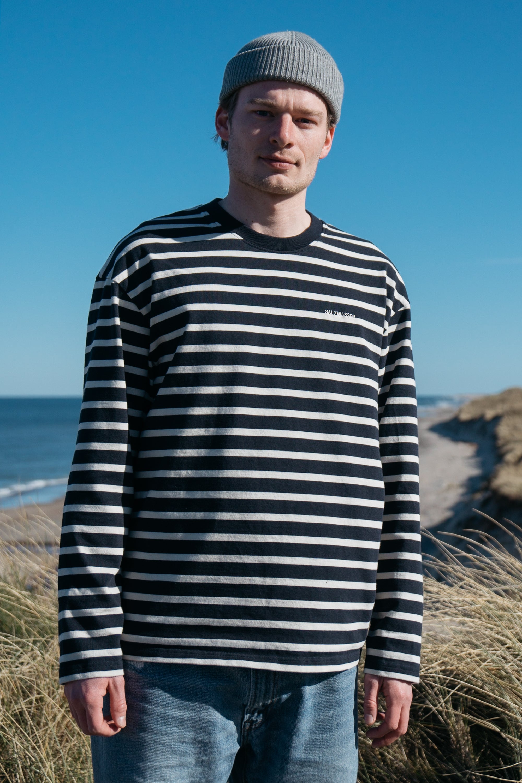 Auffallendes Longsleeve in naturweiß-marine gestreift bei SALZWASSER zu kaufen