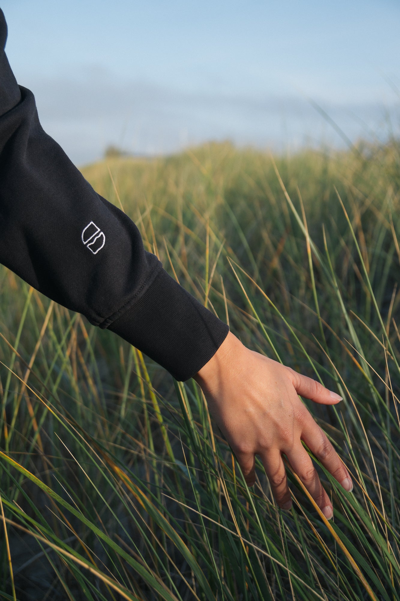 Hochwertiger Stick auf GOTS-zertifiziertem Half-Zip Sweater von SALZWASSER