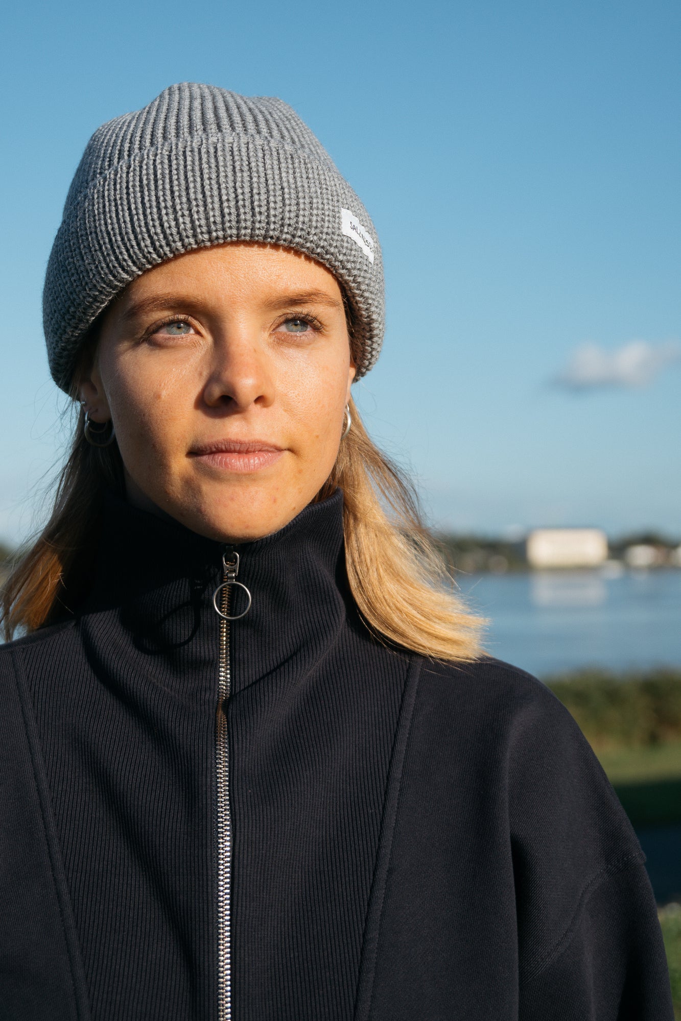 Frau trägt nachhaltigen Half-Zipper in Navy von SALZWASSER