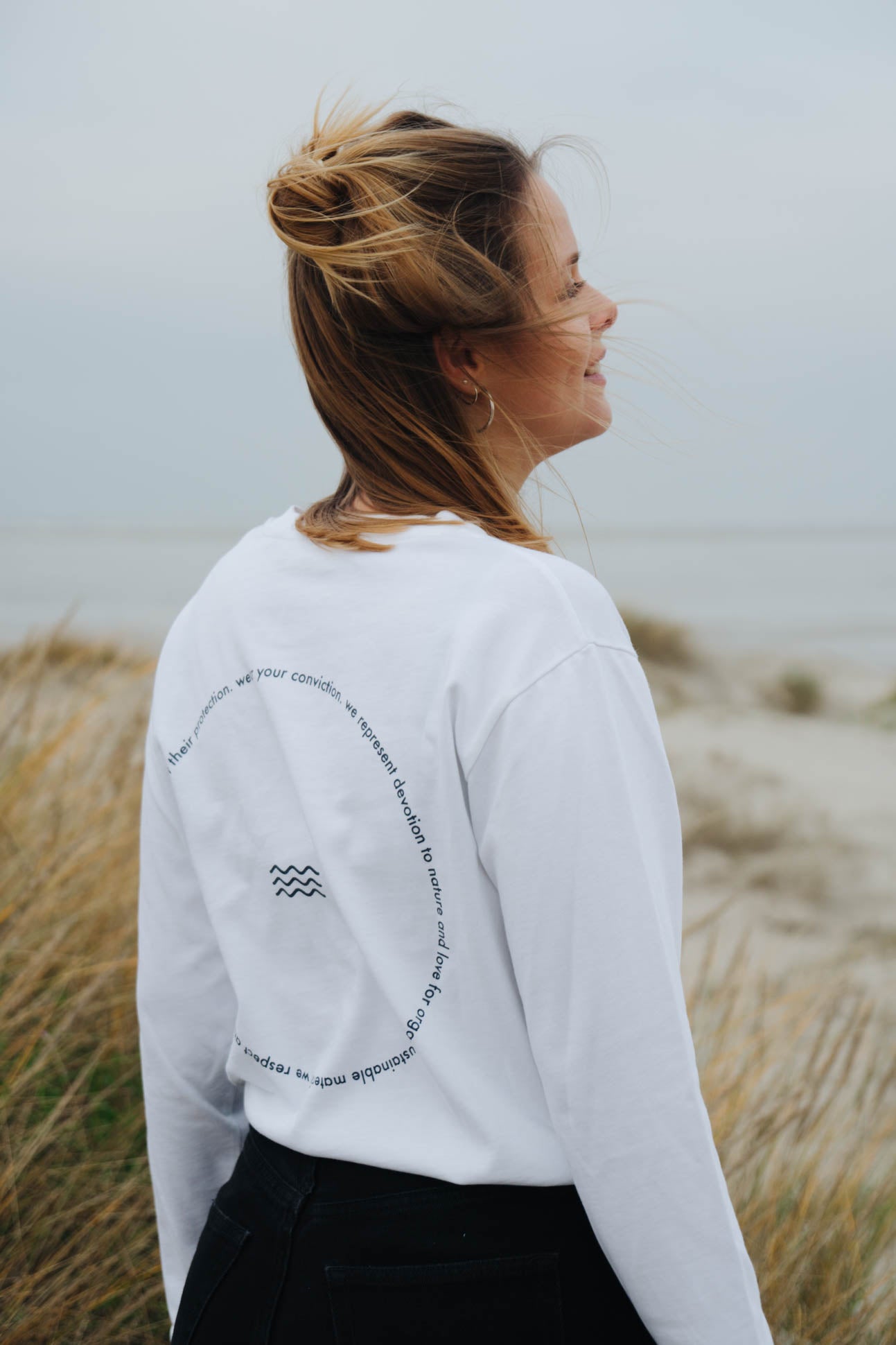 Frau trägt weißes  Longsleeve in St. Peter Ording _women