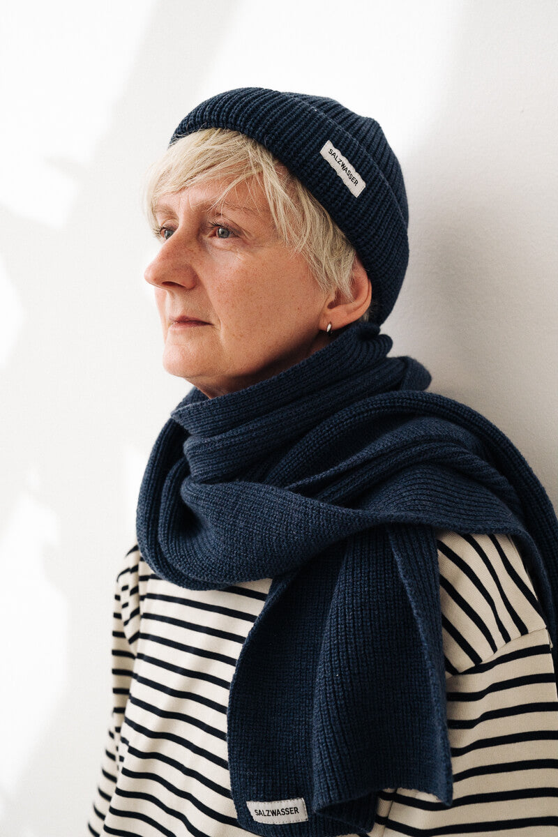 Nachhaltiger Schal von SALZWASSER in Blau aus Merinowolle