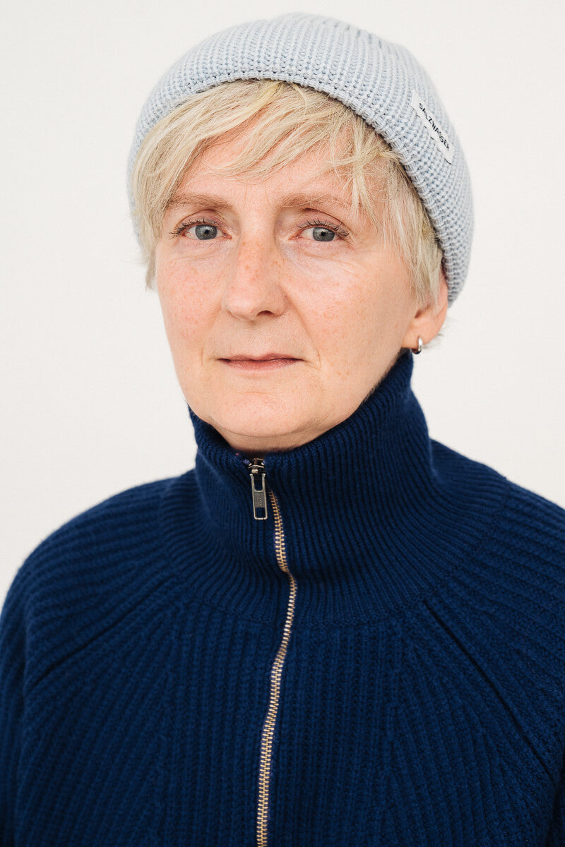 Nachhaltige Mütze Fisherman in Eisblau von SALZWASSER aus Merinowolle