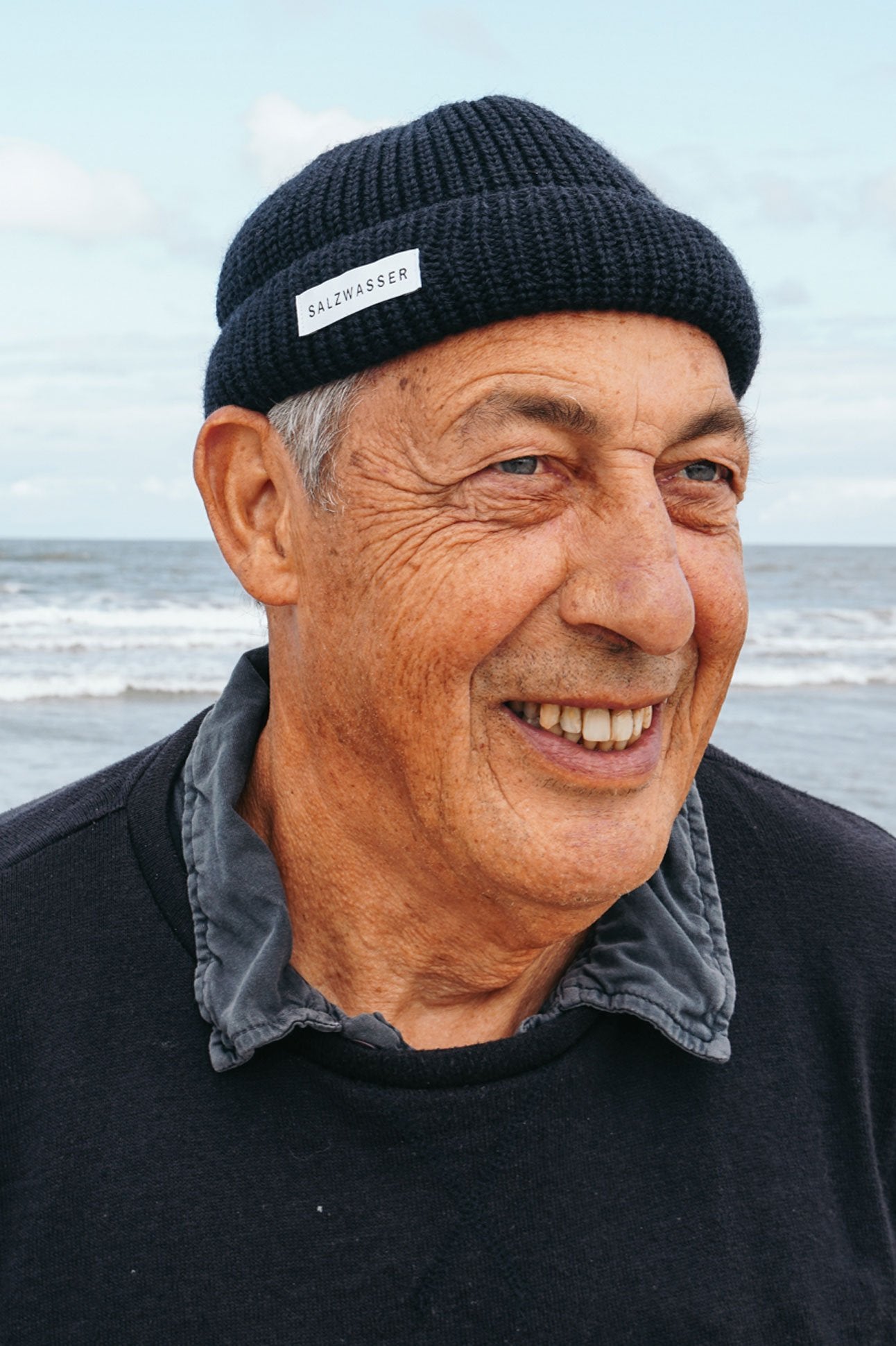 Nachhaltige Fisherman Beanie von SALZWASSER aus Merinowolle in Dunkelblau