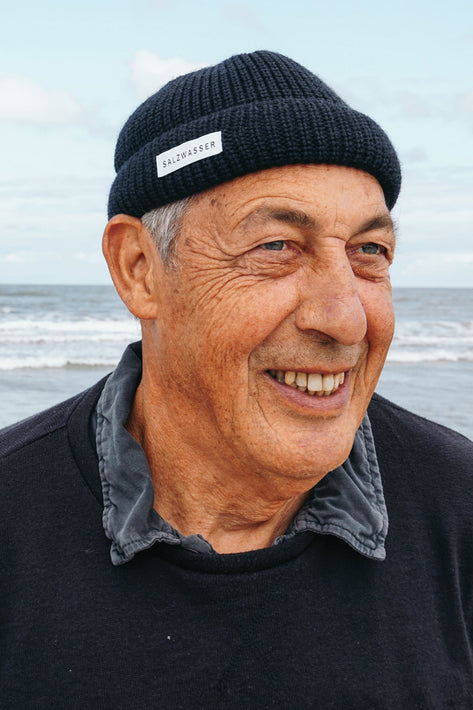 Nachhaltige Fisherman Beanie von SALZWASSER aus Merinowolle in Dunkelblau