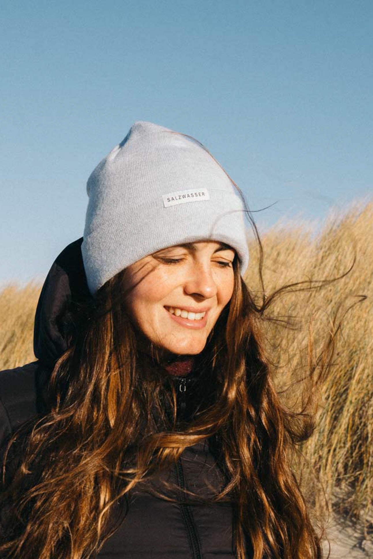 Nachhaltige Mütze aus Merinowolle in Eisblau mit plastikfreiem SALZWASSER Label