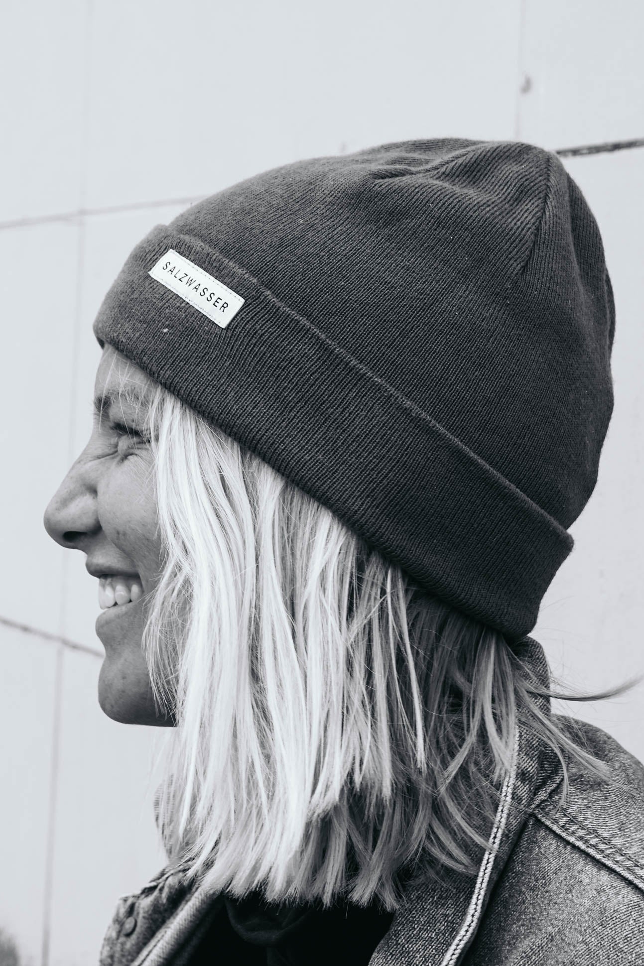 Frau trägt SALZWASSER Mütze in San Sebastian