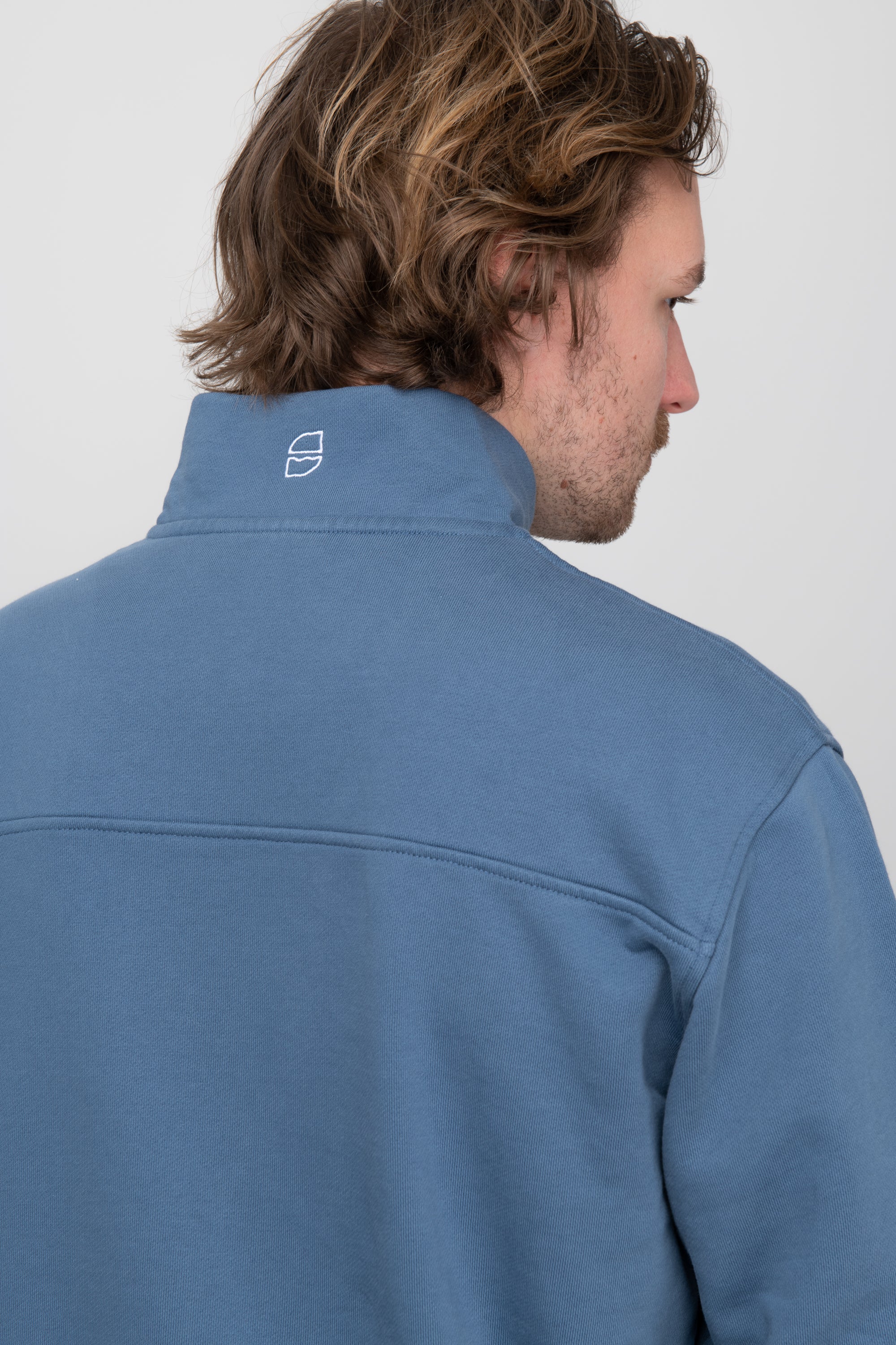 schlichter Half-Zip Sweater in Indigo mit weißer SALZWASSER-Stickerei