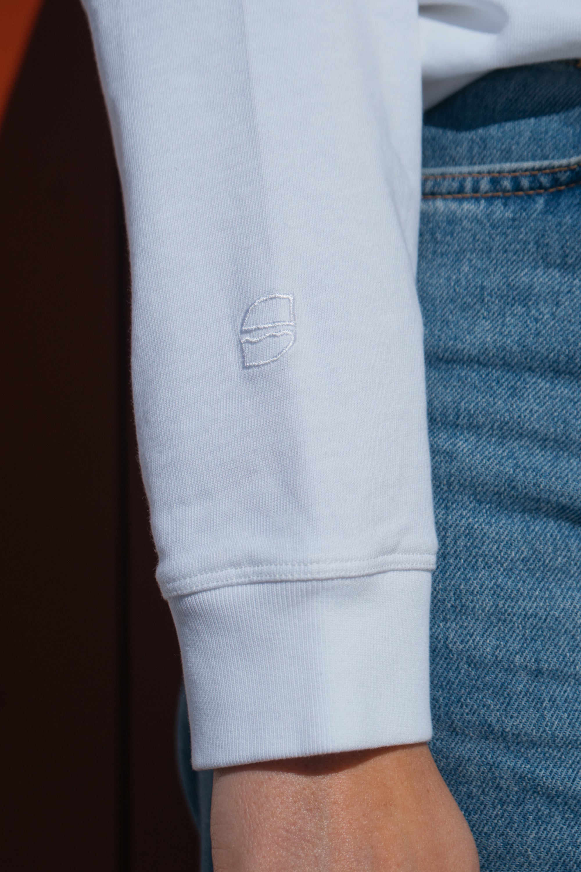 Hochwertiges Polo-Longsleeve für Damen von SALZWASSER mit dezenter Stickerei