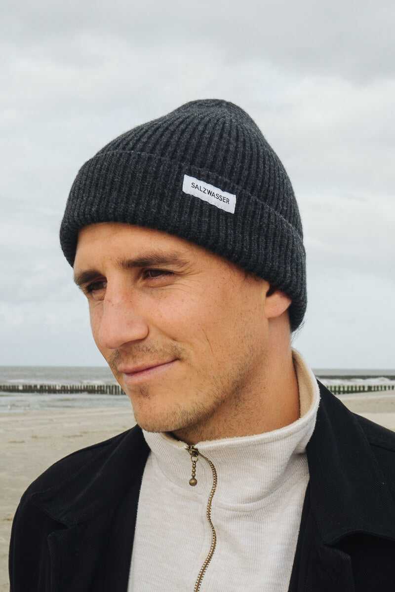 Fair produzierte Beanie von SALZWASSER in Anthrazit am Strand