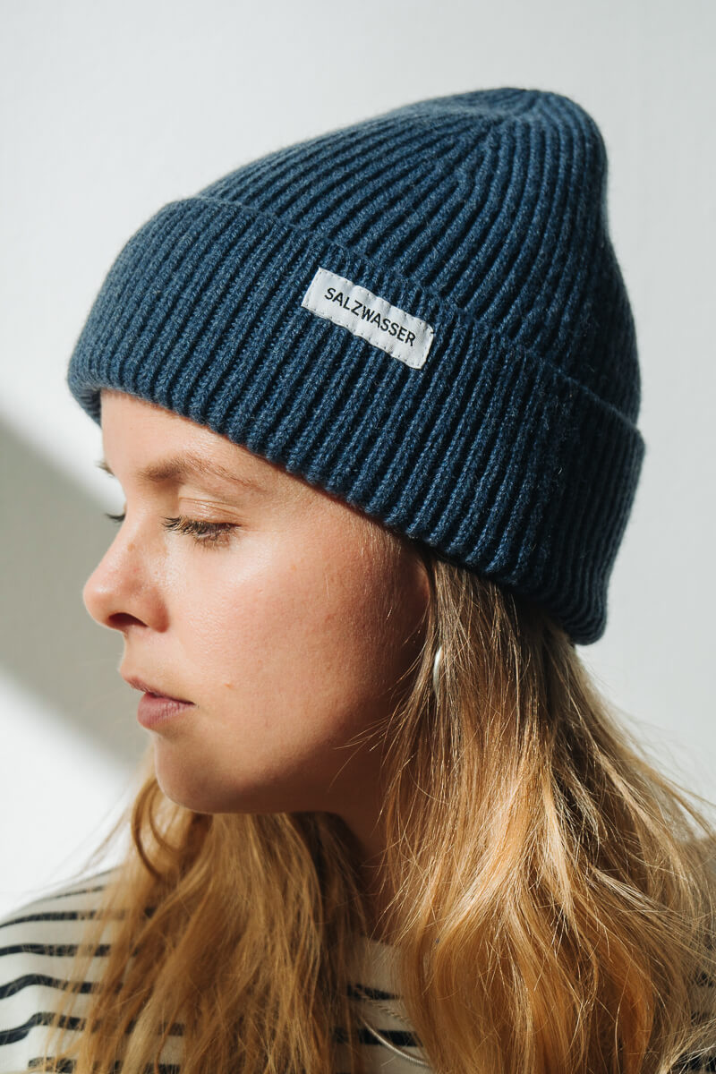 Frau trägt fair produzierte SALZWASSER Mütze aus Merinowolle in Blau