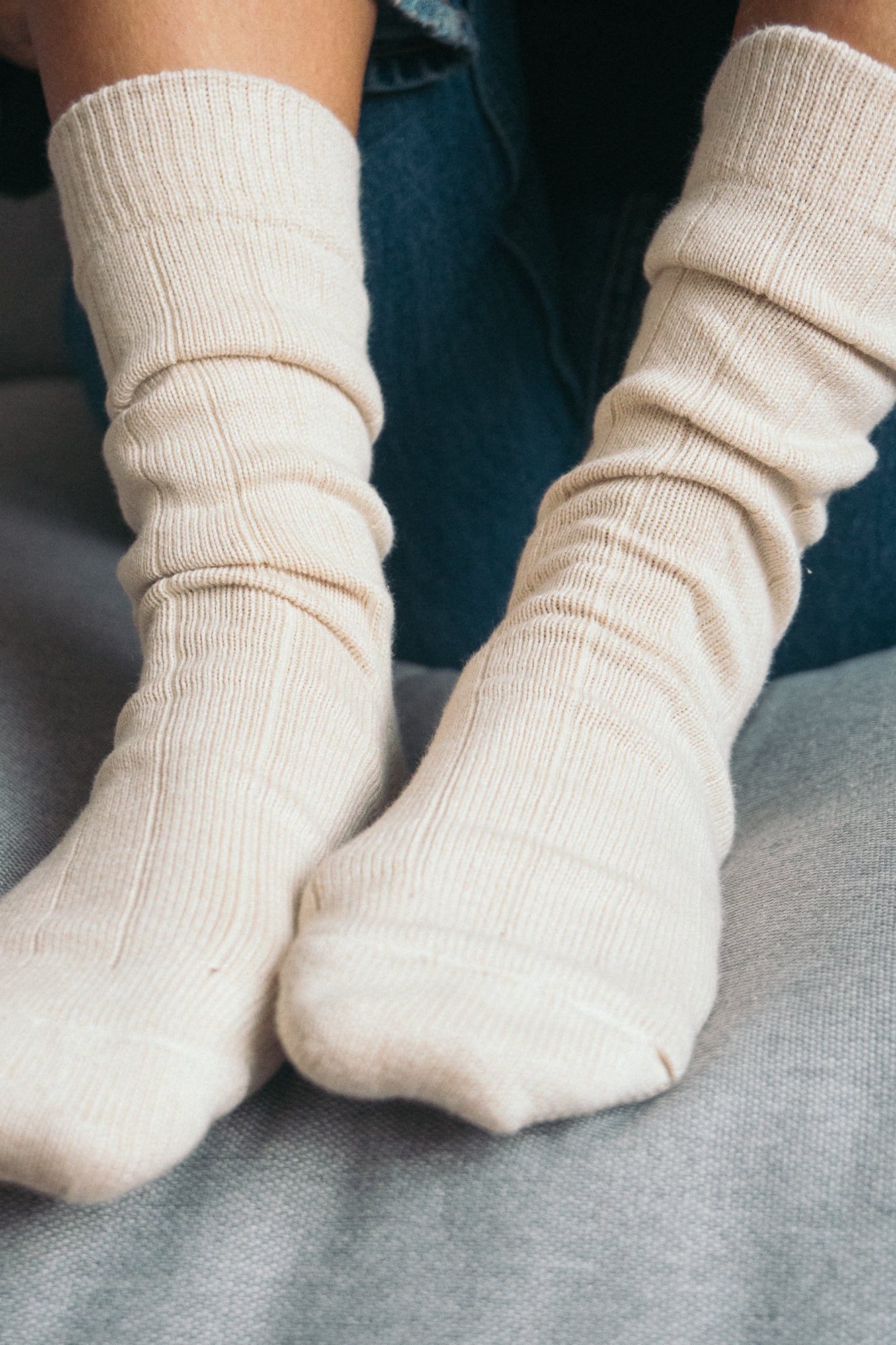 Frau trägt bequeme Baumwollsocken von SALZWASSER in Beige