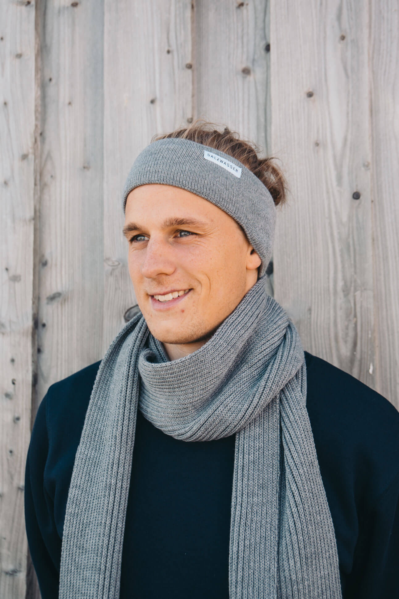 Mann trägt Stirnband und Schal von SALZWASSER