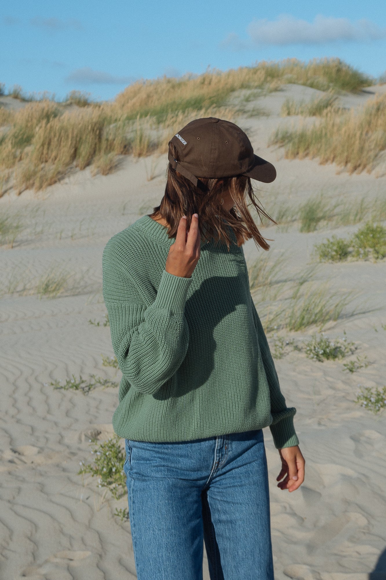 Frau trägt Baumwoll-basierten Strickpullover von SALZWASSER unterwegs