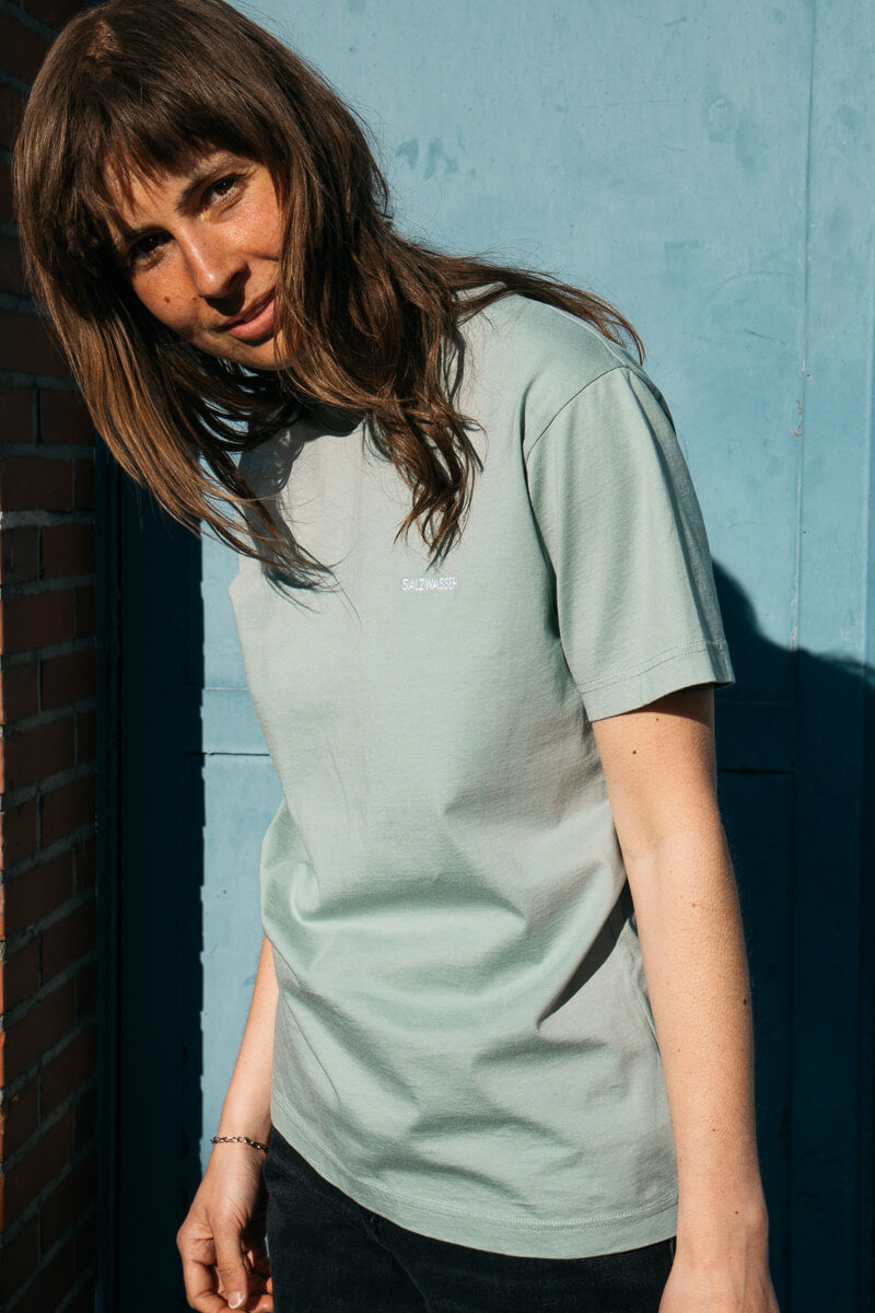 Unisex T-Shirt von SALZWASSER in Salbei an Frau _women