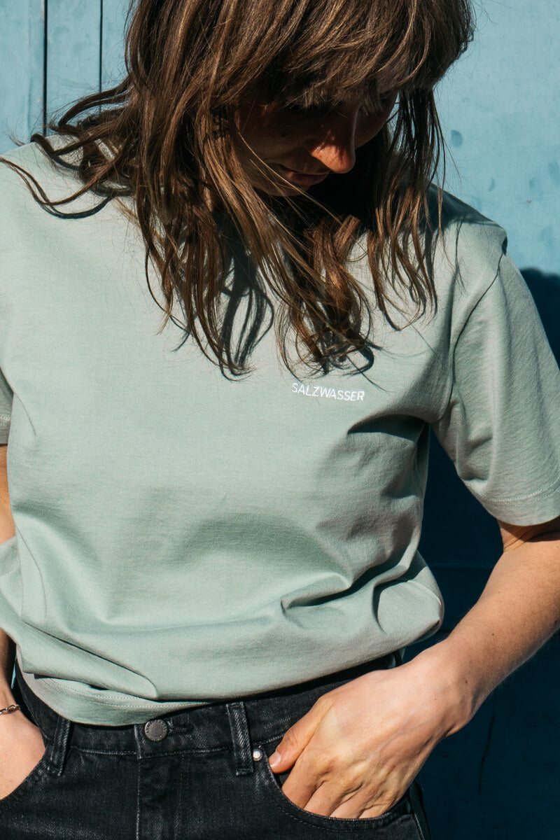 schlichtes T-Shirt in Salbei mit weißer SALZWASSER-Stickerei